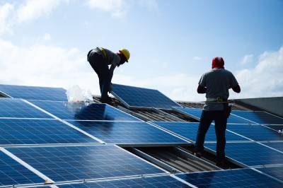 Installation de panneaux photovoltaïques par deux ouvriers