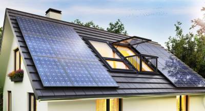 Maison avec panneaux solaires photovoltaïques et fenêtre de toit