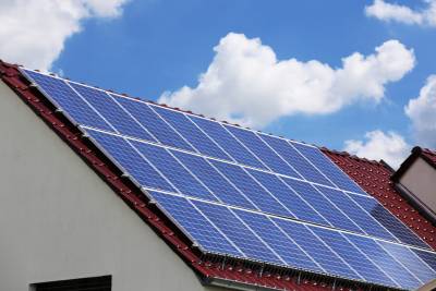 Maison avec installation de panneaux solaires photovoltaïques