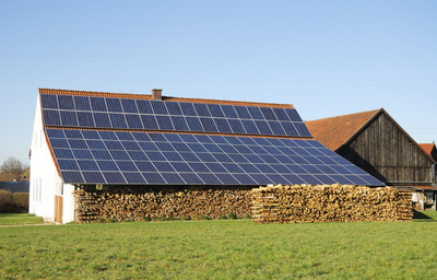 Bâtiment agricole dont le toit est couvert de panneaux solaires.