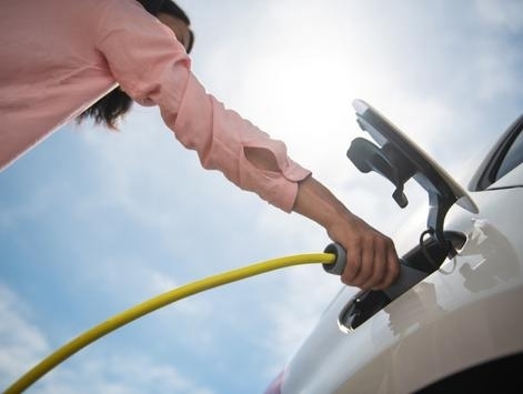 Installer une borne pour recharger sa voiture électrique reliée à des panneaux solaires