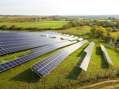 Les 5 avantages liés au fait de coupler des panneaux solaires à une batterie domestique en milieu agricole