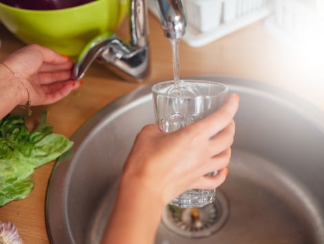 Quel adoucisseur d’eau installer dans sa maison : système au sel ou au CO2 ?